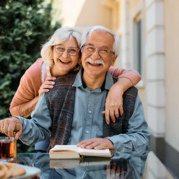 © Drazen - stock.adobe.com Symbolfoto: zwei ältere Menschen umarmen sich