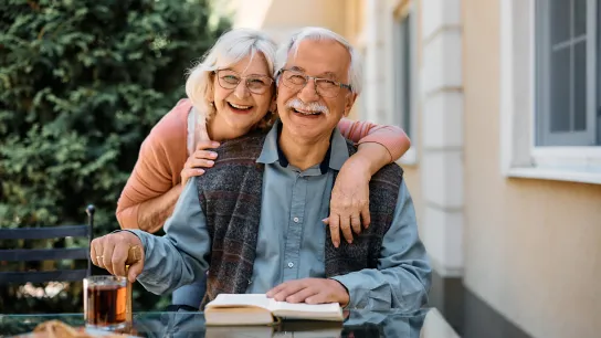 Symbolfoto: zwei ältere Menschen umarmen sich